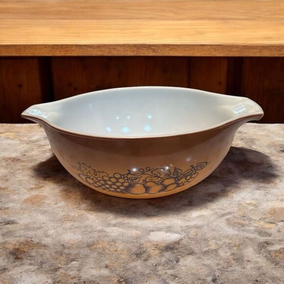 Pyrex Vintage Cinderella Brown Old Orchard Bowl 2.5 QT Model# 443 - Picture 4 of 5